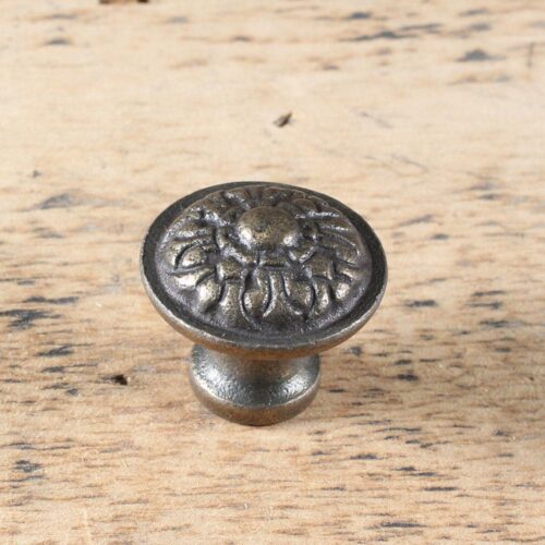 Bouton fleur de lys vieux laiton