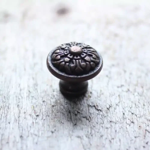 Bouton Fleur de Lys 1''1/4 vieux cuivre