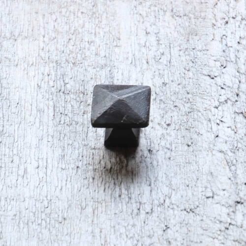 beau Bouton pyramide en fonte