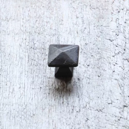 beau Bouton pyramide en fonte