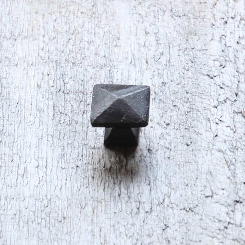 beau Bouton pyramide en fonte