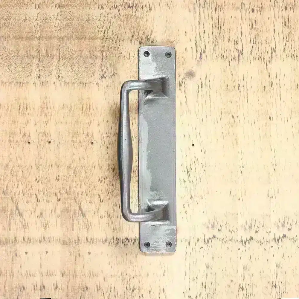 Poignée de porte de grange sur plaque décentrée